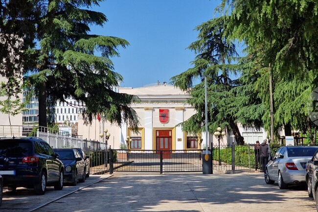 На фона на протести албанският парламент одобри проектозакон за равенството между половете 