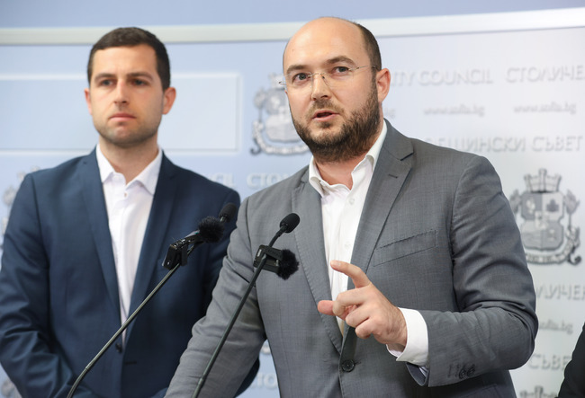 Общо 325 служители са освободени или доброволно са напуснали Столичната община и районните администрации, каза общинският съветник Георги Георгиев