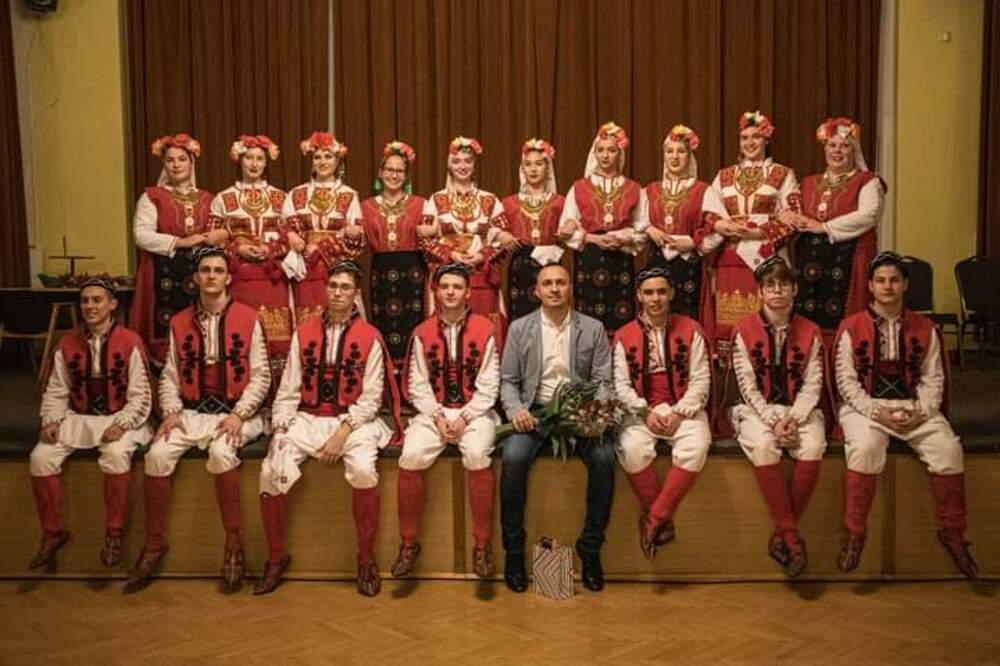 Български танцов състав от Унгария ще играе народни хора на старинния площад в Трявна