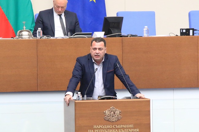 Ченчев: Стратегията за спорта отчита ли, че в 511 български училища няма спортен салон