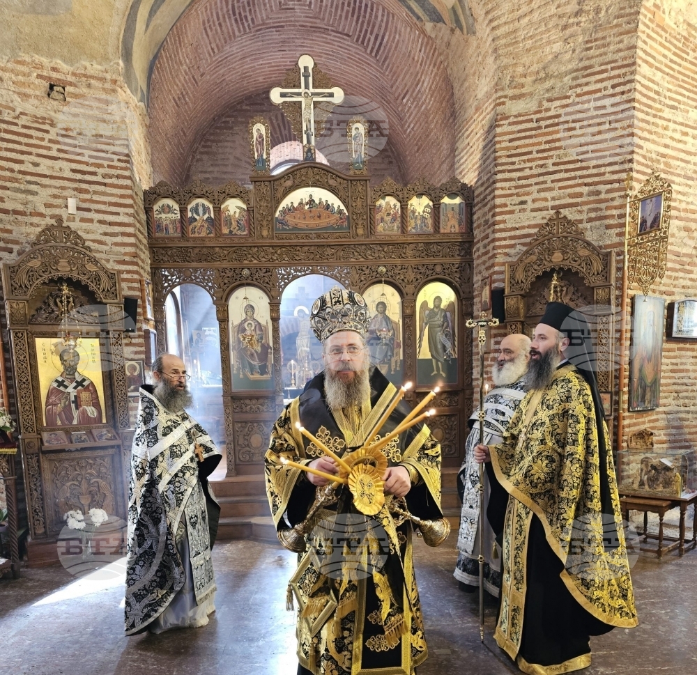 Архиерейска преждеосвещена литургия беше отслужена в храма-ротонда "Св. Георги Победоносец"