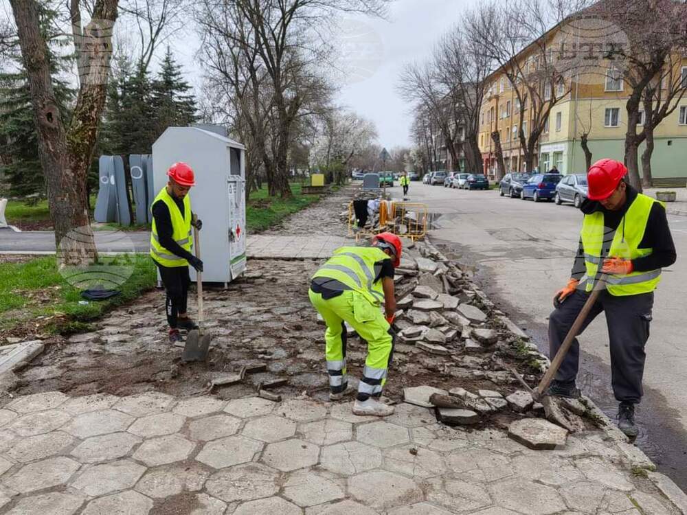 Започнаха ремонтни дейности по една от най-натоварените улици в пернишкия квартал "Изток"