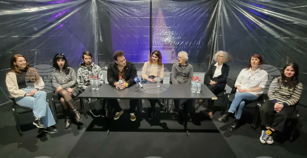 Шуменският театър представя в Световния ден на театъра за първи път у нас пиесата на Жан-Пиер Мартинез „Търси се автор“, в негово присъствие