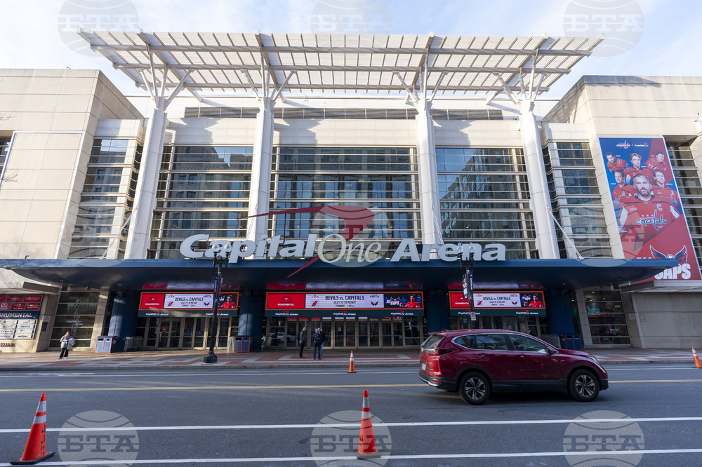 Хиляди привърженици очакват Тръмп в "Кепитал Уан Арина"