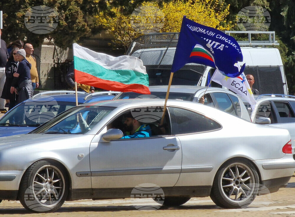 Автопротест блокира за кратко движението по Орлов мост в София