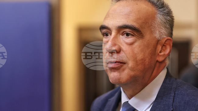 Очаквам следващата седмица да се премине към реални действия по формирането на партията на Радев, каза Антон Кутев