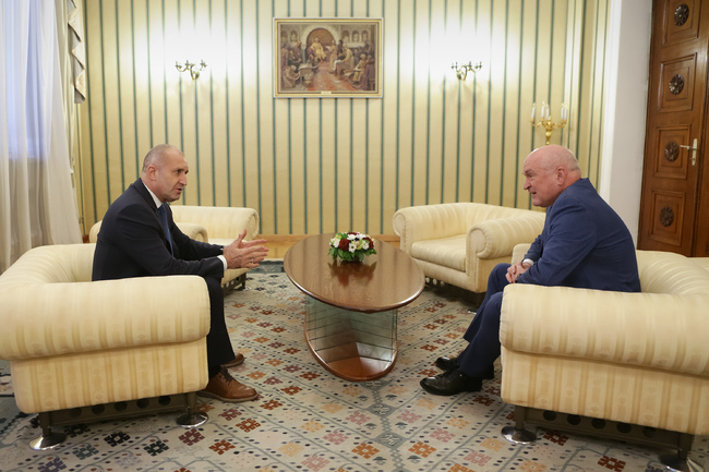 Президентът Румен Радев проведе среща с председателя на Сметната палата Димитър Главчев във връзка с процедурата по назначаване на служебен министър-председател