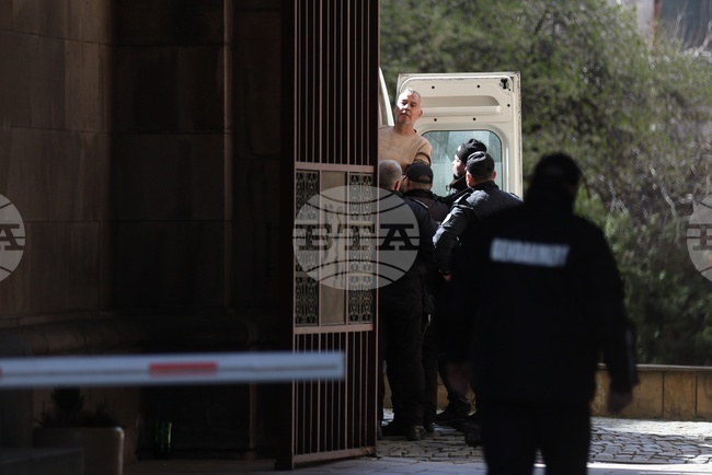 Мъж се опита да нахлуе в сградата на президентската институция