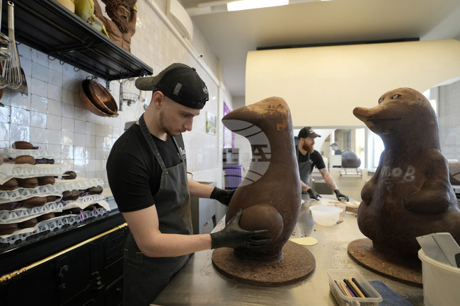 Белгийски майстори на шоколадови изделия показват в Брюксел какаови творения на великденска тематика 