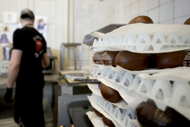 Цените на шоколадовите яйца остават високи въпреки срива на цените на какаото