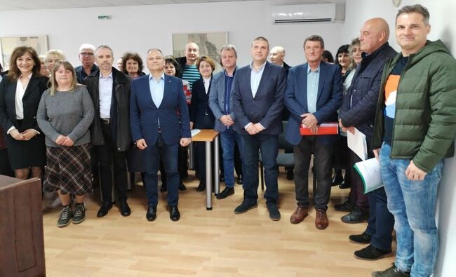 Връчиха бюджетите за делегирани от държавата дейности на детски градини, училищата и образователни структури в Община Плевен