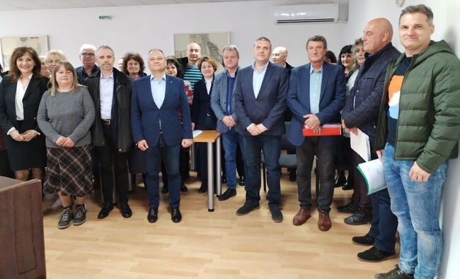 Връчиха бюджетите за делегирани от държавата дейности на детски градини, училищата и образователни структури в Община Плевен