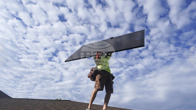 Вятърната и слънчевата енергия през 2025 г. за първи път са произвели повече електроенергия в ЕС от изкопаемите горива