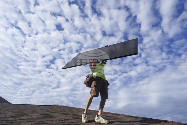 Вятърната и слънчевата енергия през 2025 г. за първи път са произвели повече електроенергия в ЕС от изкопаемите горива