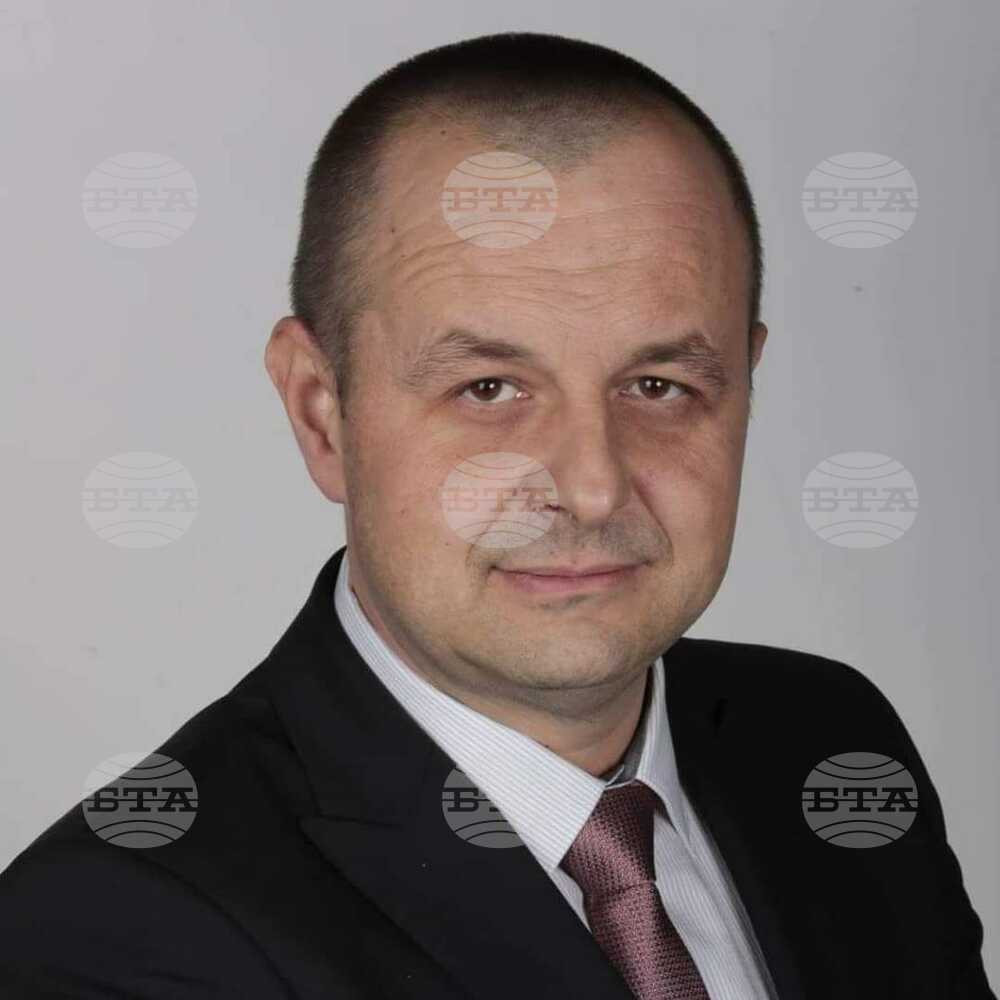Водачът на депутатската листа на "БСП за България" в 14-ти МИР-Перник Любомир Бонев се оттегля от надпреварата; смята, че ще е по-полезен в работата си като строителен инженер