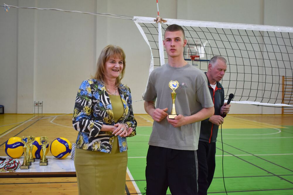 Заместник-кметът на Разград Елка Неделчева връчи част от наградите на победителите в 15-тото издание на Ученическа волейболна лига 