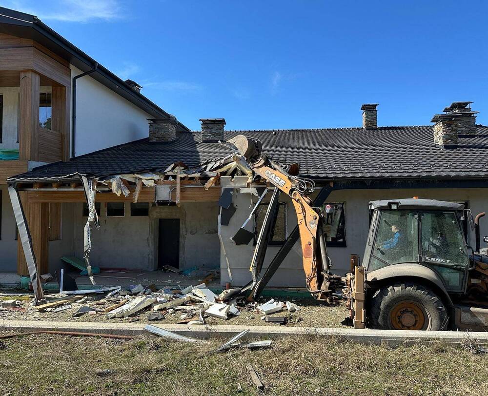 Столичната община започна премахването на три незаконни постройки край яз. "Искър"
