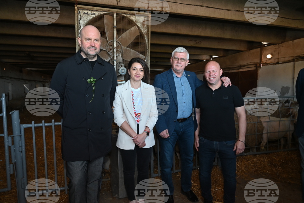 Село Петърница - Кирил Вътев - Владимир Боля - овцеферма - посещение