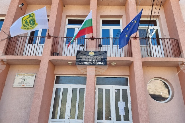 Нормално протича изборният ден в село Петърница, община Долни Дъбник