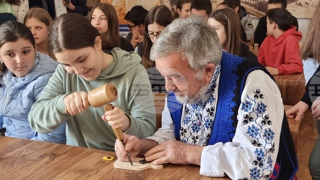 Добрич - дърворезба