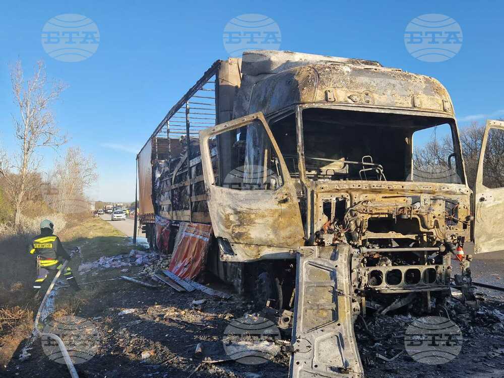 Товарен автомобил се самозапали по време на движение на автомагистрала "Тракия", пътят беше затворен за около час
