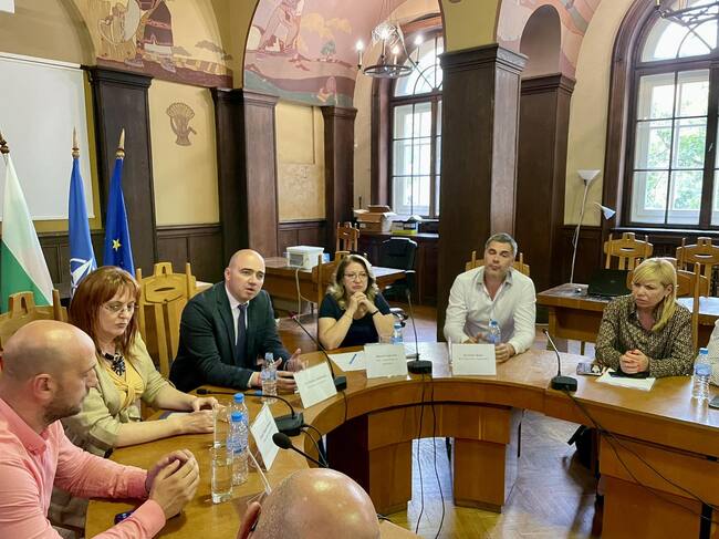 Служебният министър на туризма д-р Илин Димитров е на двудневно посещение по българското Черноморие