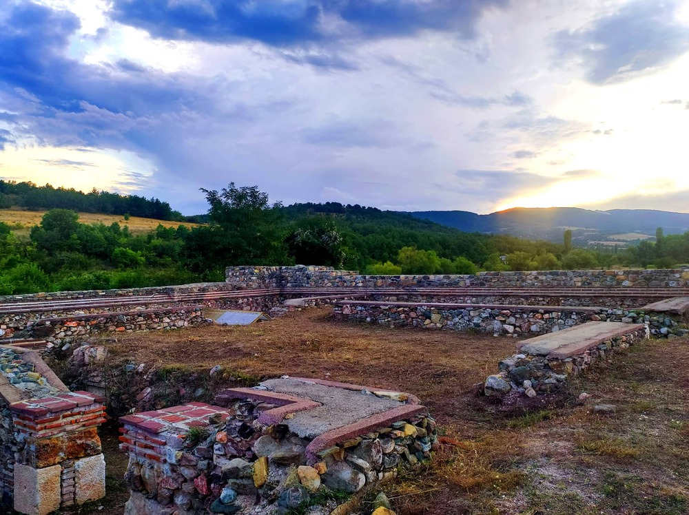 Пътуване назад във времето! Благоевградчани се докоснаха до древни тайни, римляни се разходиха из Късноантичната сграда в село Дренково