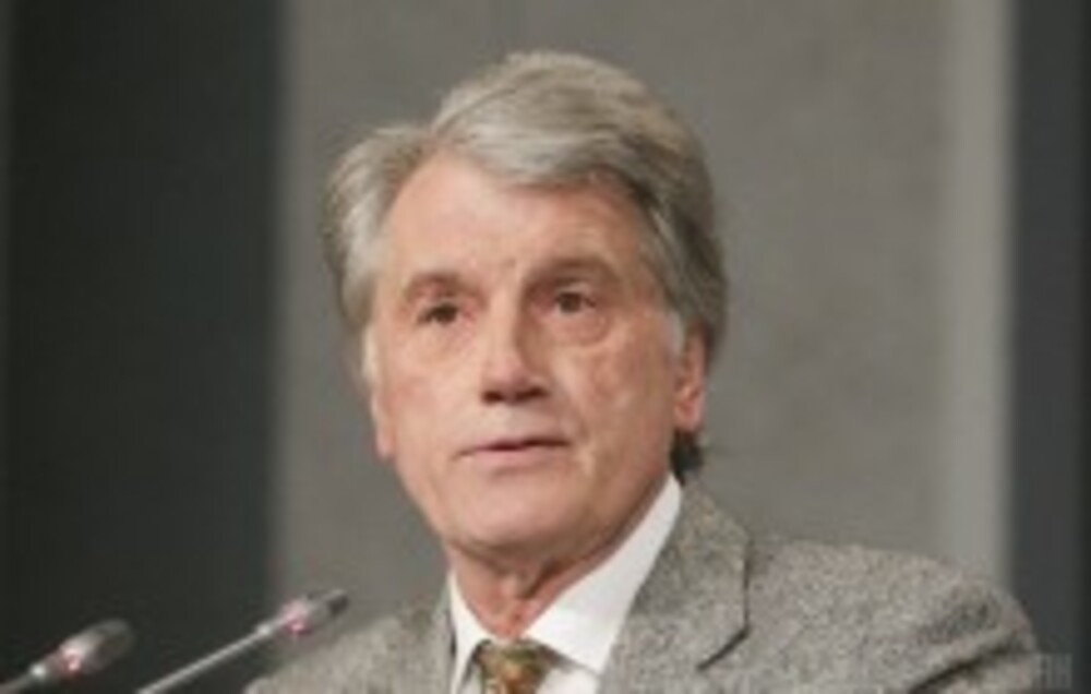 Бивш украински президент изпраща на войници мед на пръчици с националистическо лого