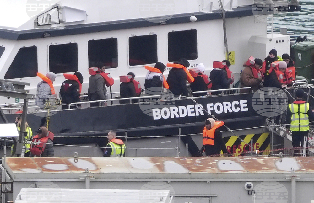 Британските власти заловиха лодка с рекорден брой мигранти