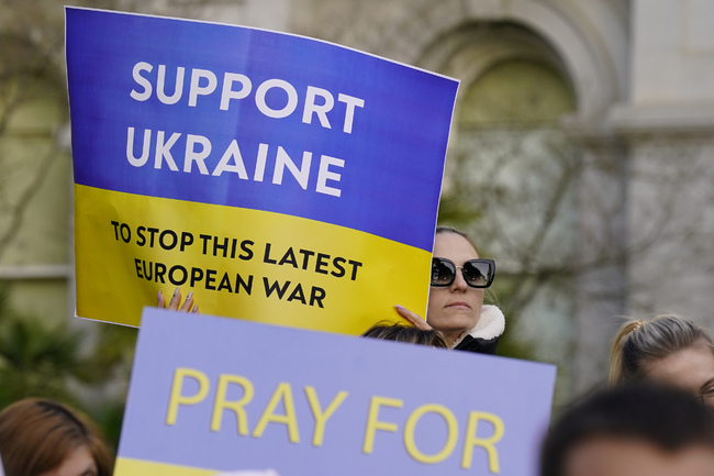 Компании спират дейности в Украйна, оценяват въздействието на санкциите върху Русия