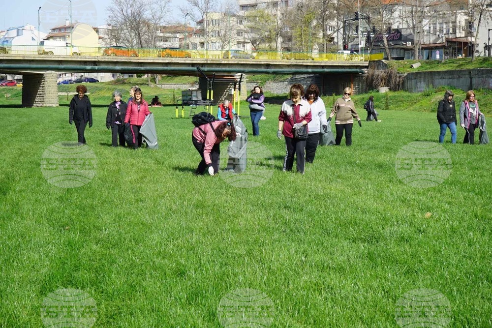 Близо седем тoнa отпадъци бяха събрани при общоградското пролетно почистване в Ямбол