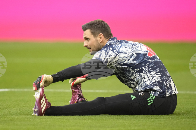 Вратарят Свен Улрайх подписа нов договор с Байерн Мюнхен до 2026