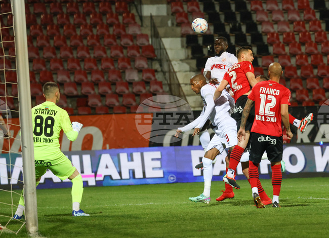 ЦСКА не спечели и при дебюта на Христо Янев, стигна само до равенство с Локомотив (София)