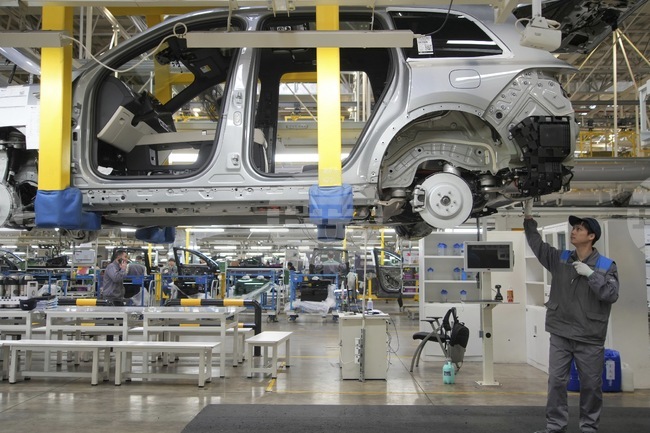 Промишлената активност в Китай отбелязва почти двугодишно дъно през април на фона на търговската война между Пекин и Вашингтон