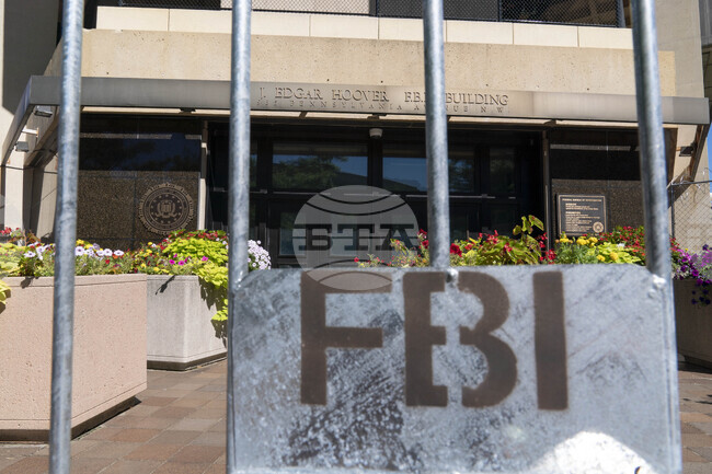 ФБР започна проверки срещу бившите директори на ФБР и ЦРУ