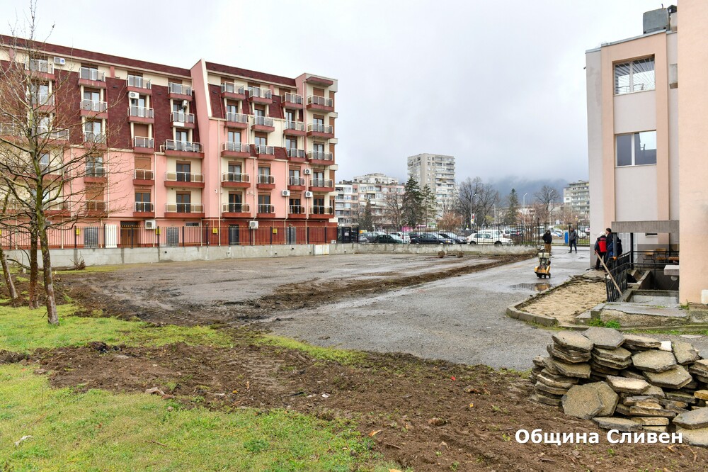 Община Сливен започна ремонт на двора на спортното училище