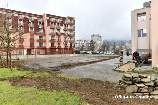 Община Сливен започна ремонт на двора на спортното училище 