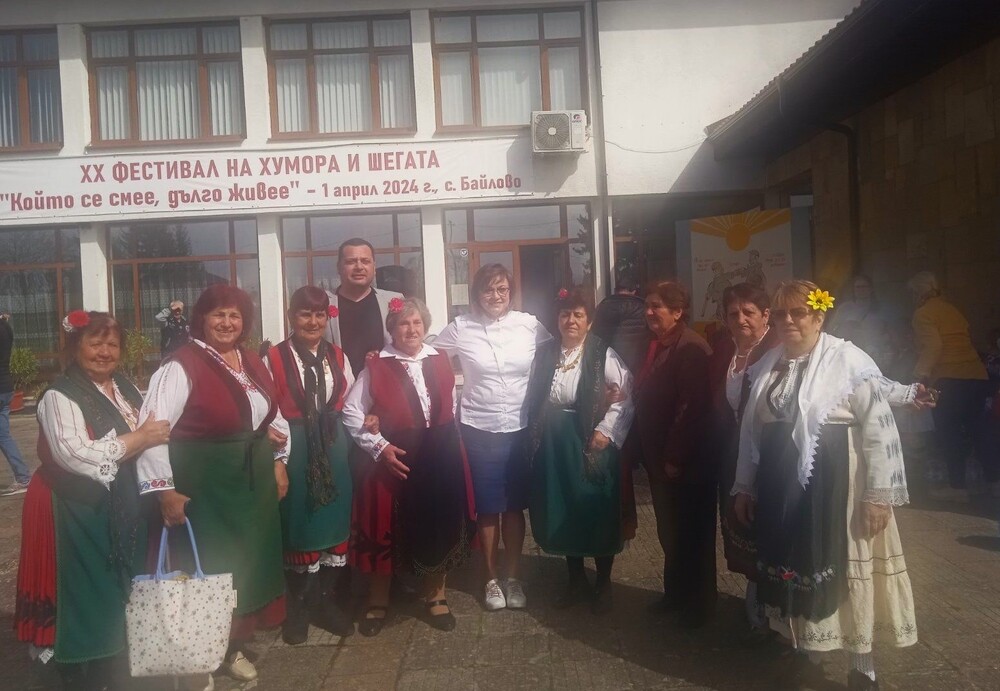 Нинова поздрави участниците в събора "Който се смее, дълго живее" в с. Байлово