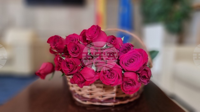 Гранични полицаи подариха цветя на дами, минаващи през различни контролно-пропускателни пунктове в страната