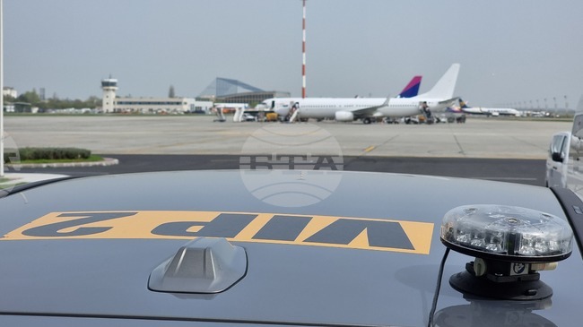 Самолет с 180 пътници на борда кацна аварийно снощи на летище "Хенри Коанда" в Букурещ