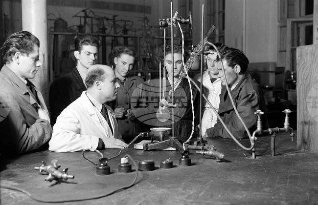 Проф. Саздо Иванов - учен, физик