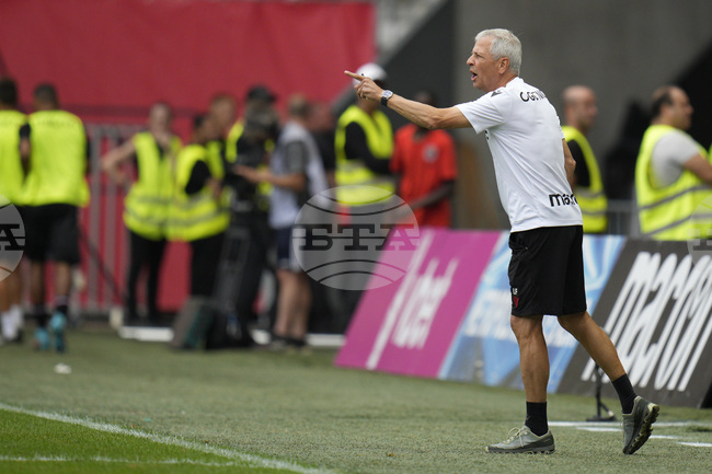 Бившият треньор на Борусия Дортмунд и Мьонхенгладбах Люсиен Фавр обяви края на кариерата си