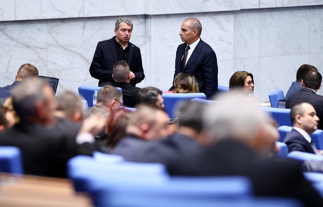 Парламентът включи в програмата си за работа за днес две нови проекторешения за създаване на временна комисия, свързана с дейността на „Лукойл“