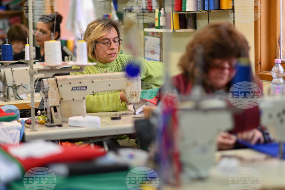 Първомай - изработка на знамена