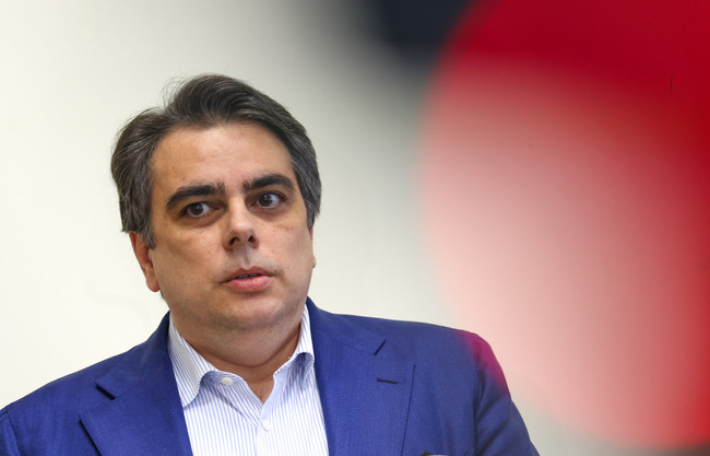 За всички граждани стана ясно, че е имало политическа договорка с президента, за да се сформира служебният кабинет, каза Асен Василев
