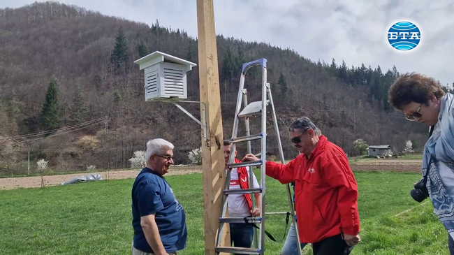 Преподаватели от Софийския университет монтираха автоматична метеорологична станция в село Елховец