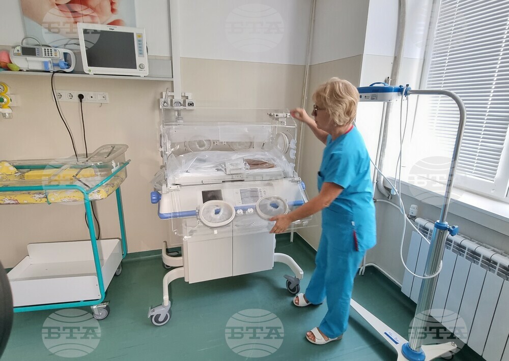 Отделението по неонатология в болницата в Силистра получи интензивен кувьоз от кампанията „Жълти стотинки – деца помагат на деца“