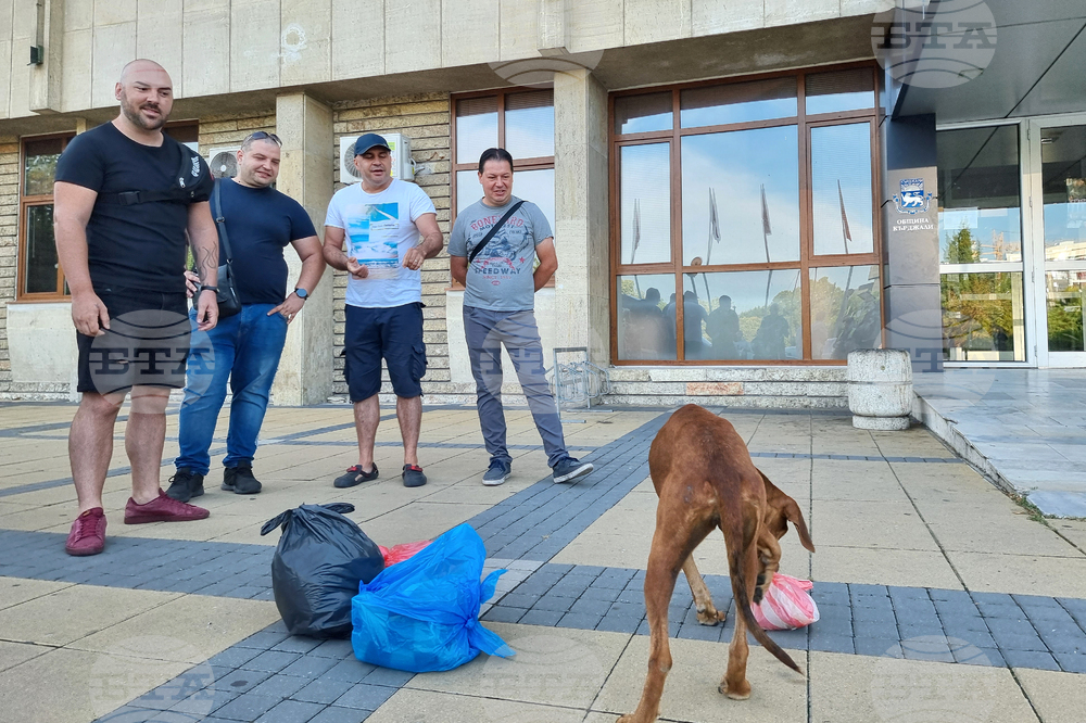 Жители на Кърджали протестираха пред общината заради забавеното сметосъбиране
