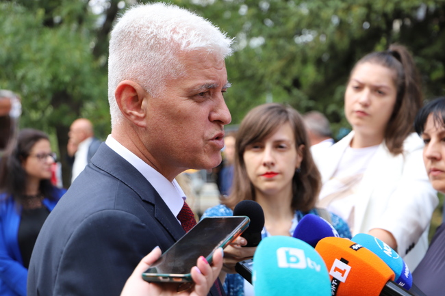 Министър Димитър Стоянов: Министерството на отбраната оказва помощ за транспортирането на сръбските деца