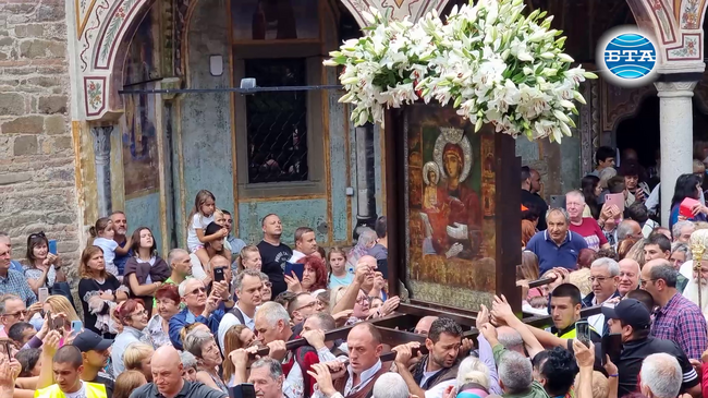 Миряни от цялата страна се поклониха пред чудотворната икона на Пресвета Богородица Троеручица в Троянския манастир